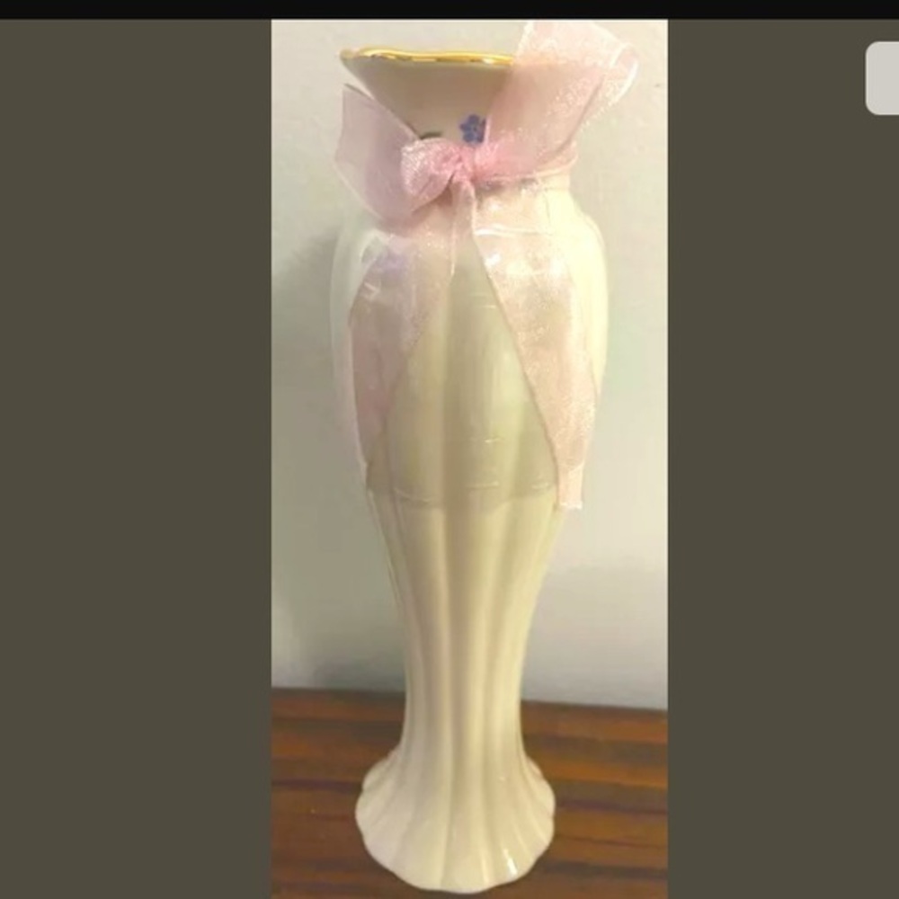 NEW IN BOX Lenox Mothers Day Porcelain Vase With Heart Charm F668891